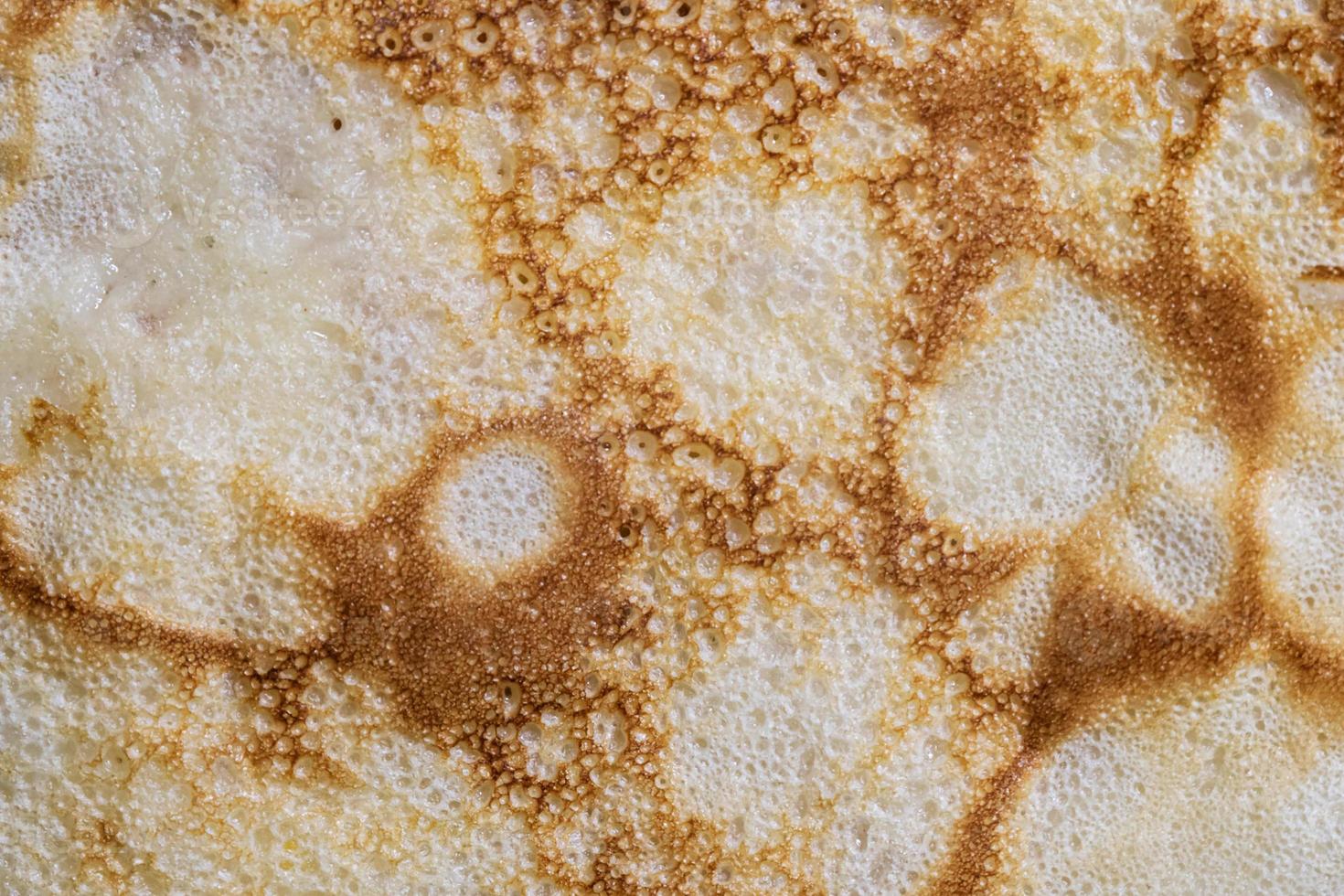 pannkaka ytstruktur och mönster. närbild av tunna varma pannkakor i en tallrik. traditionell rustik mat. grafisk resurs. foto