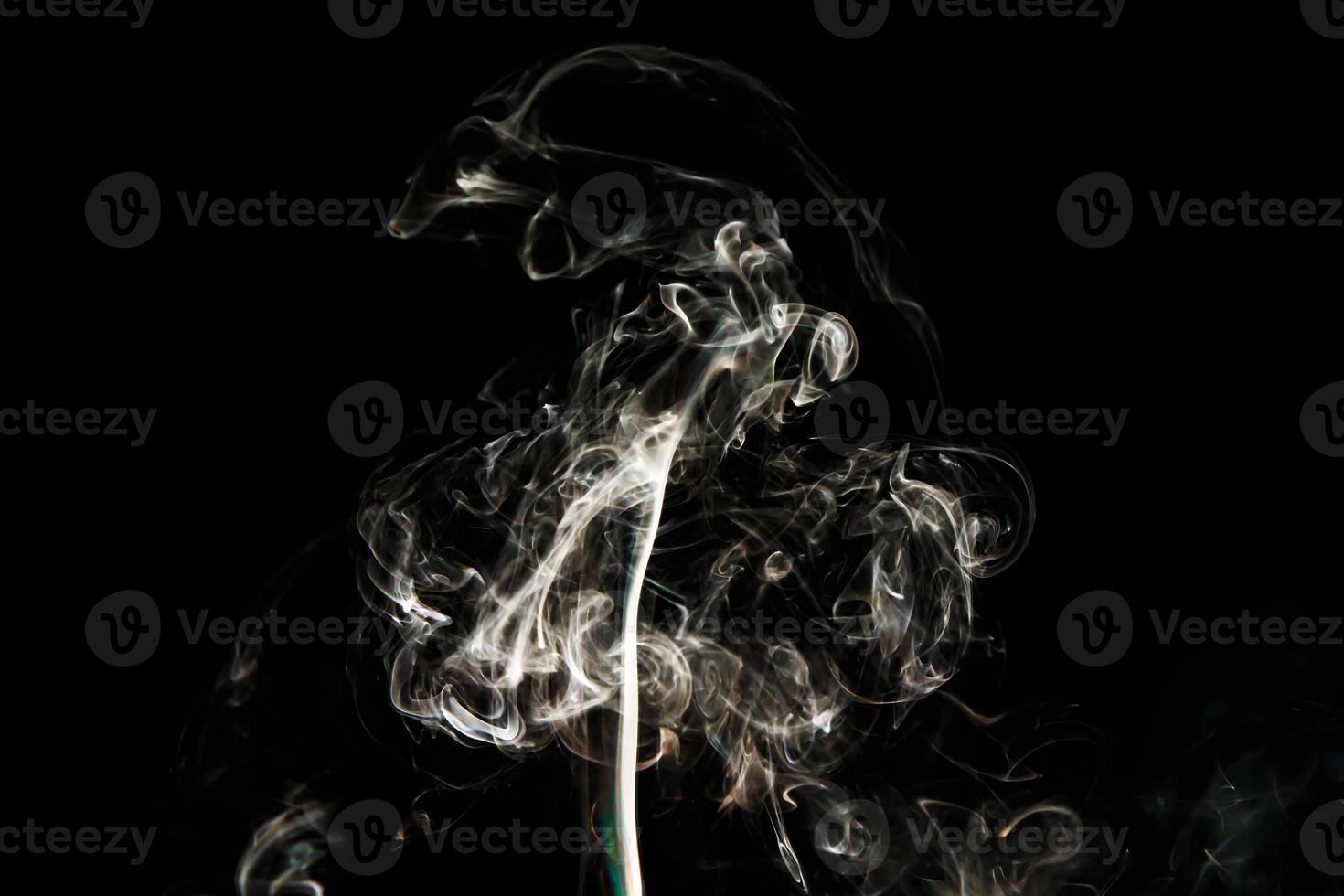 rökeffekt konsistens. isolerade bakgrund. svart och mörk bakgrund. rökig eld och mistisk effekt. foto