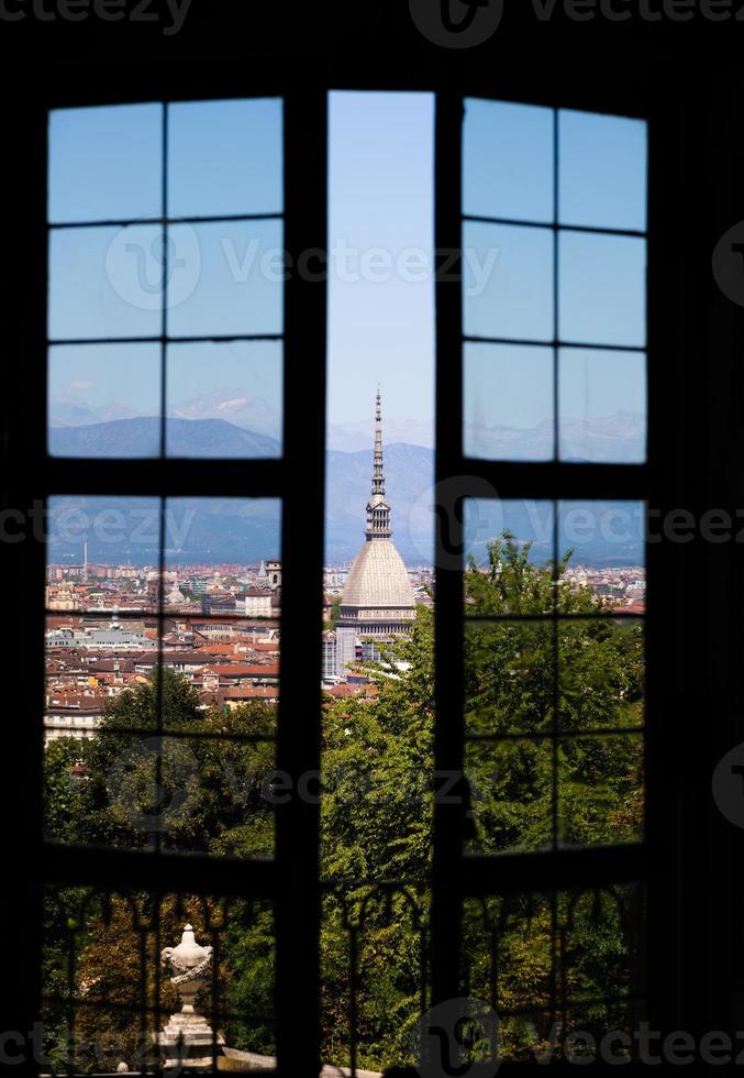 turin - Italien - urban horisont med mol antonelliana byggnad, blå himmel och alps berg. foto