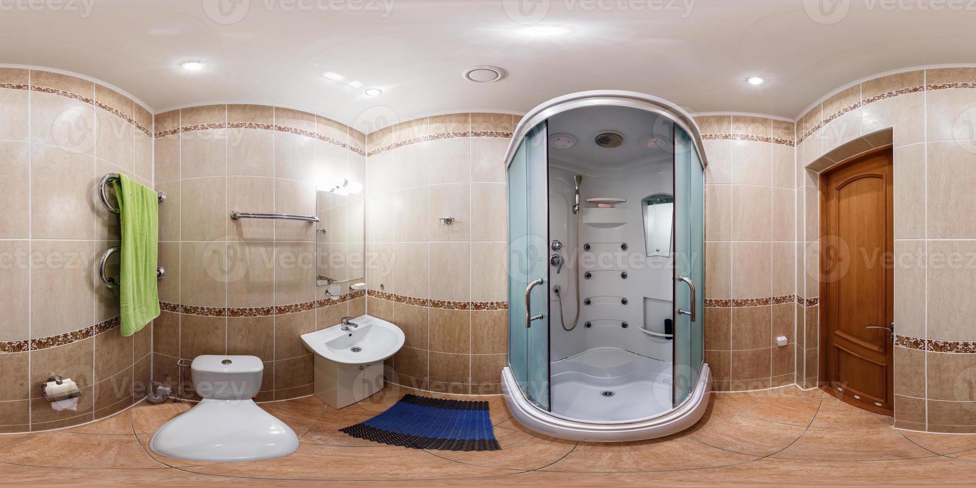 sömlös 360 panorama i interiör av badrum av billig hotell, platt eller lägenheter med toalett, tvättställ och dusch i likriktad utsprång med zenit och nadir. vr ar innehåll foto