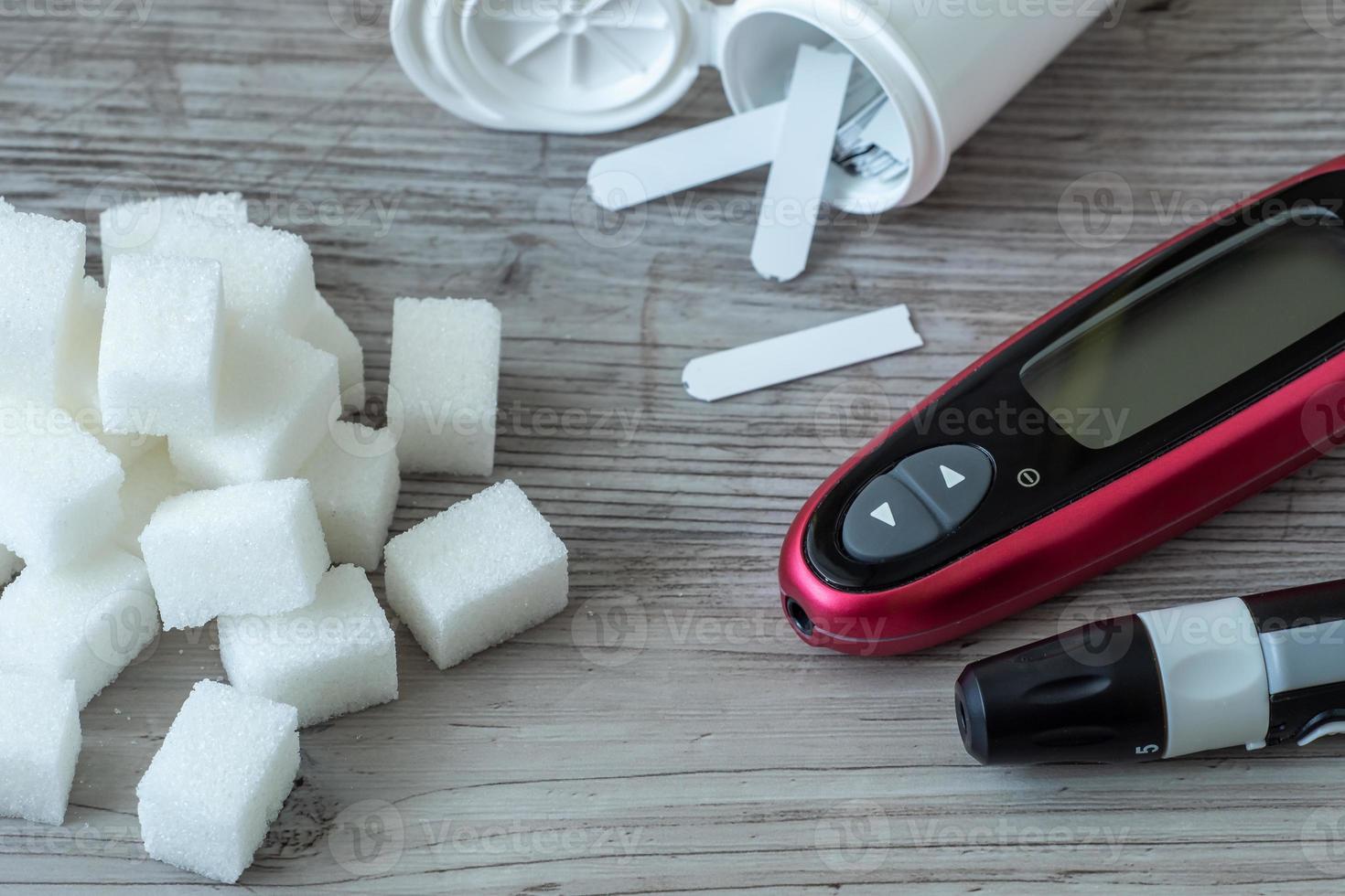 socker kuber på de tabell. diabetes testning foto