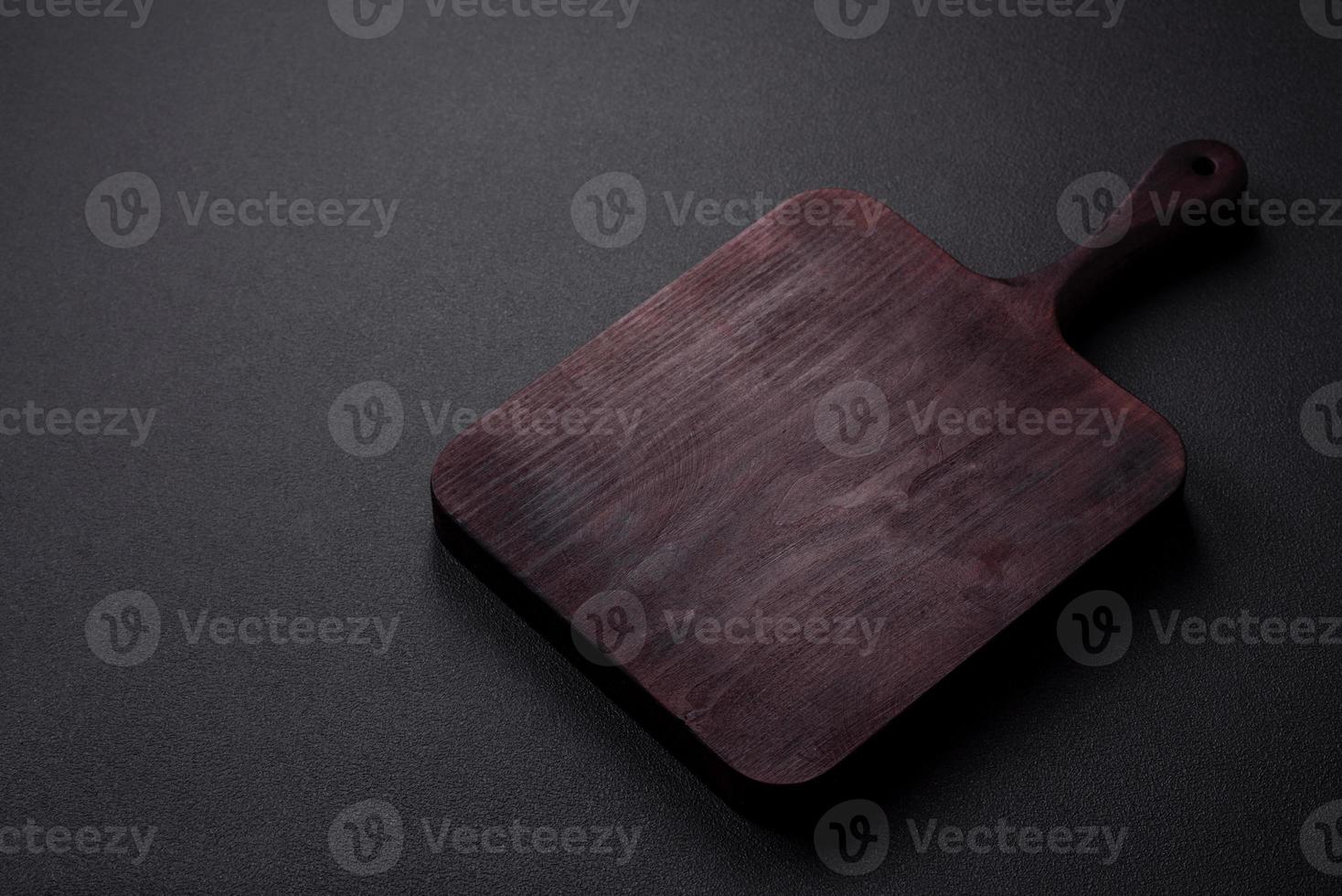 tömma brun trä- skärande styrelse på mörk betong bakgrund foto