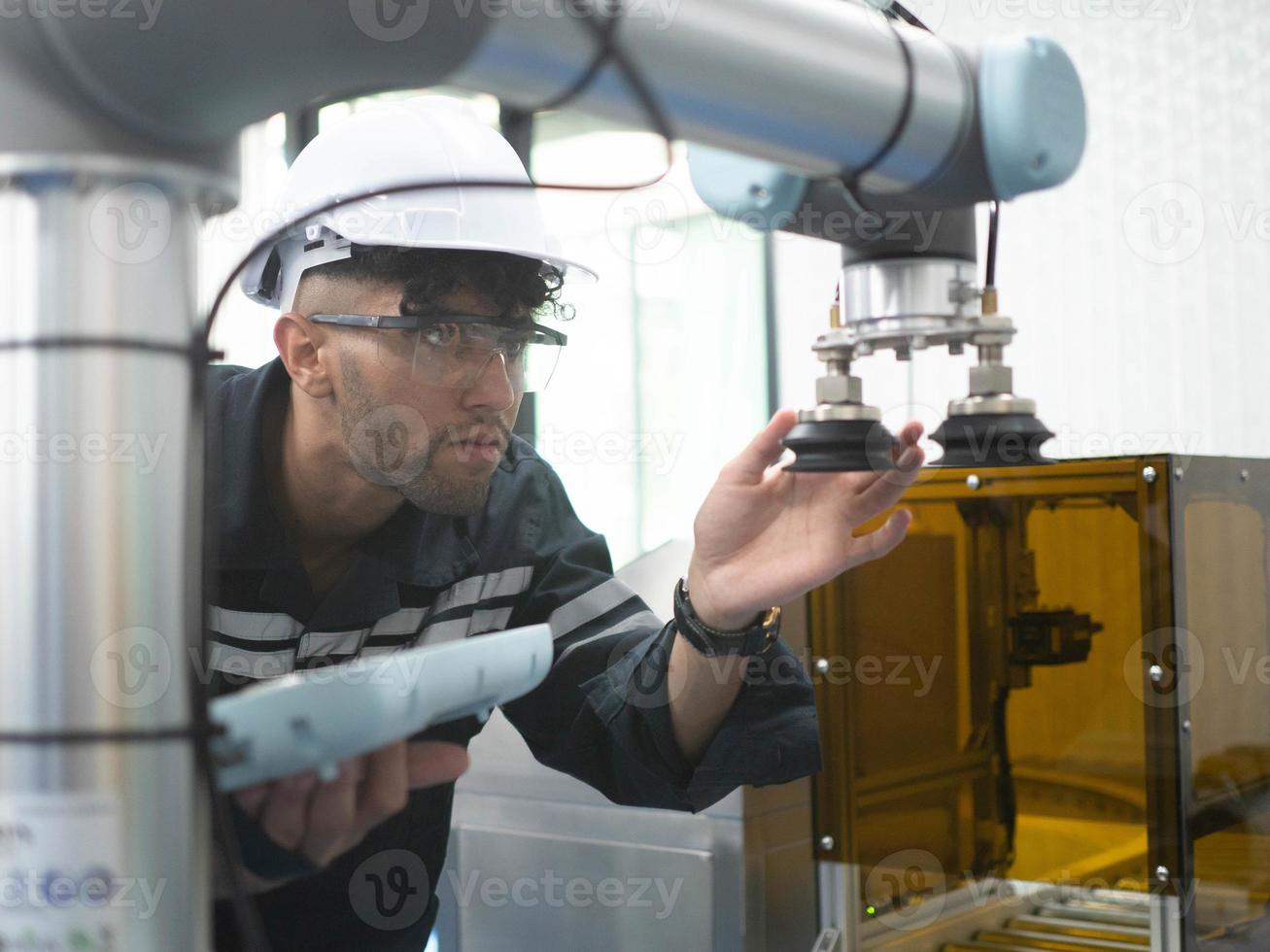 manlig förman ingenjör arbetskraft personal handledare vit Hardhat hjälm säkerhet fabrik maskin elektronisk Utrustning kontrollera underhåll konstruktion redskap robot teknologi skicklighet systemet design kolla upp upp arbete foto