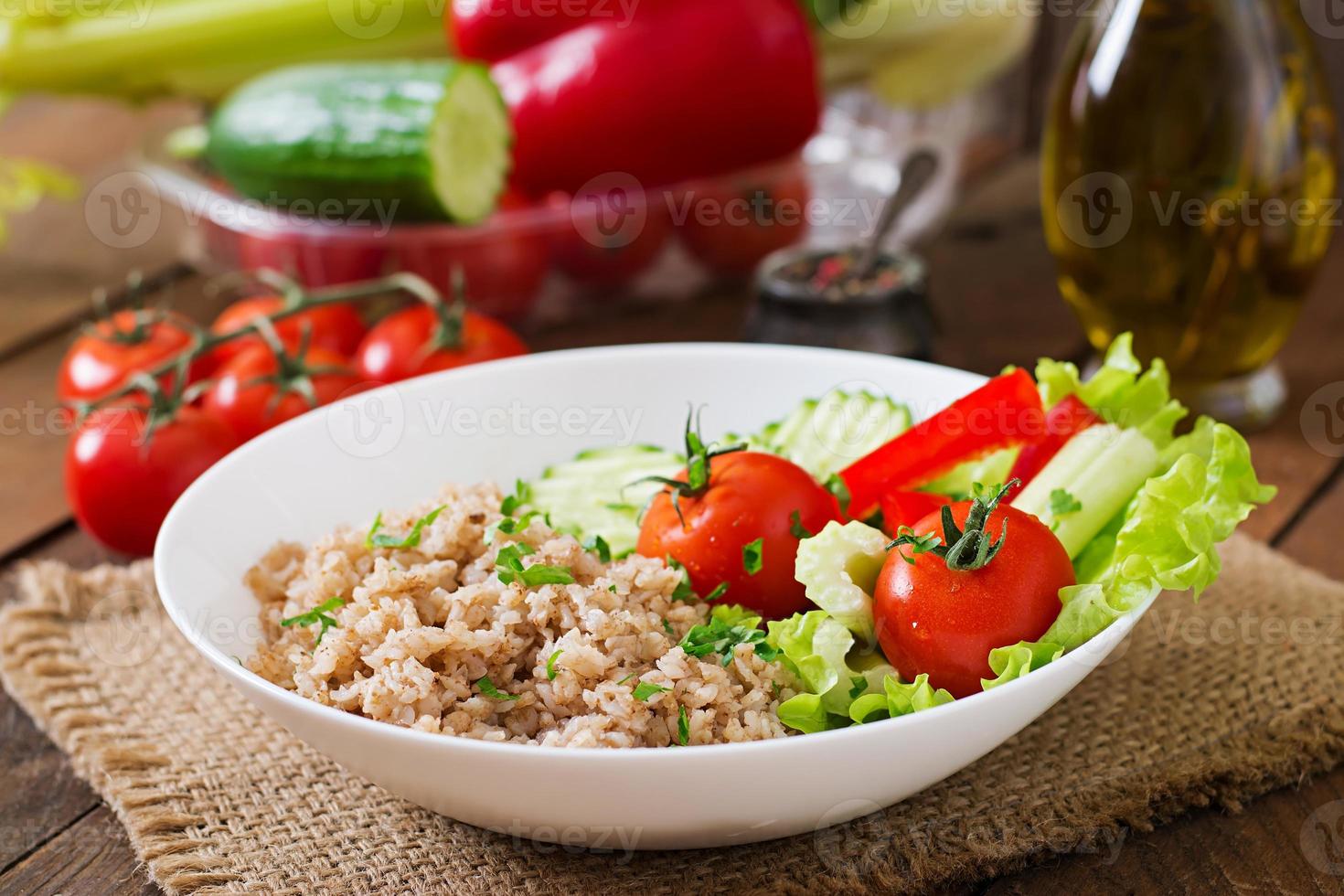 gröt med färsk grönsaker och sallad. friska frukost. rätt näring. diet- meny. foto