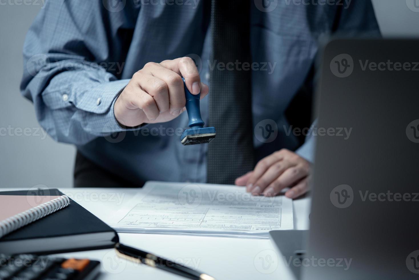 affärsman stämpel sudd med godkänd stämpel på dokumentera kontrakt eller pappersarbete advokat. foto