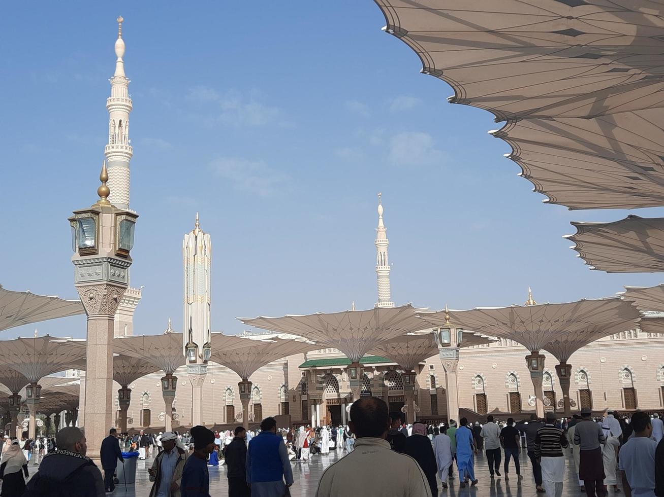 medina, saudi Arabien, dec 2022 - skön se av de yttre gård av masjid al-nabawi, madinah. foto