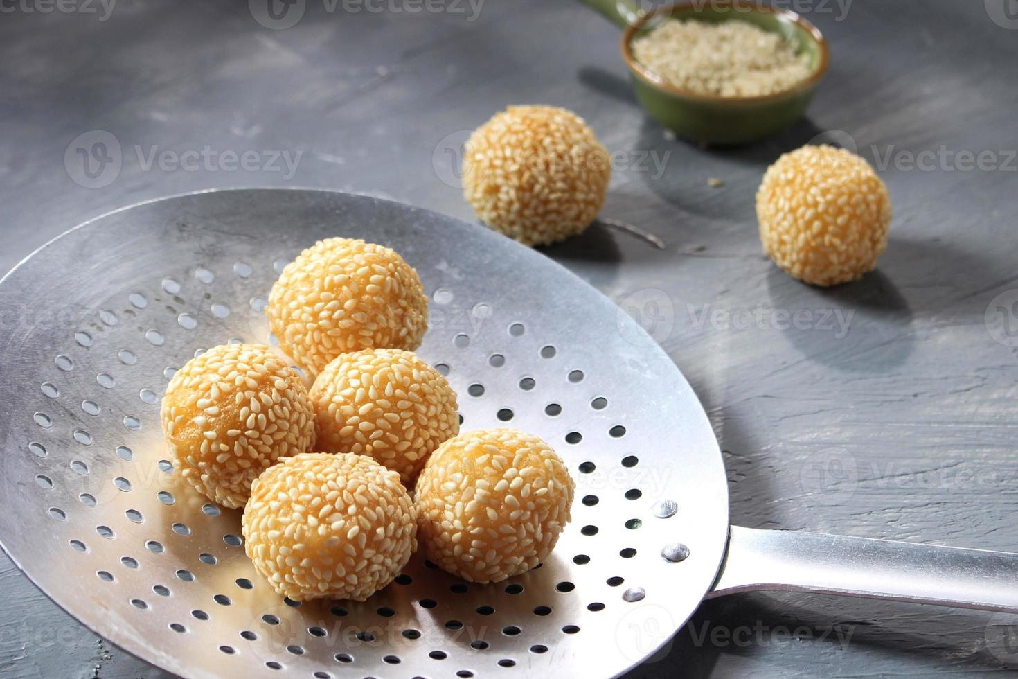 kinesisk sesam boll eller kuih bom eller onde-onde foto