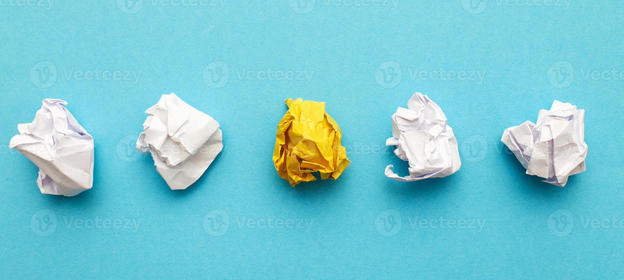 skrynkliga yelllow papper som en begrepp kreativ aning och innovation. baner foto