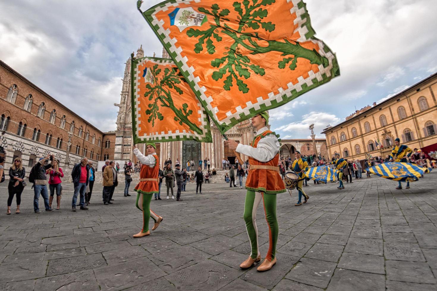 siena, Italien - Mars 25 2017 - traditionell flagga vacklar parad foto