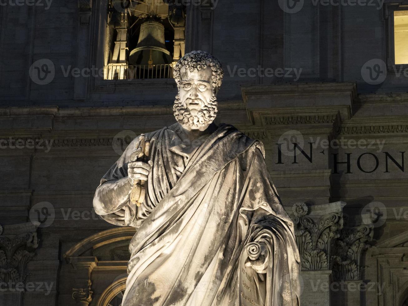 upplyst san pietro helgon Peter staty vatican rom kyrka på natt foto