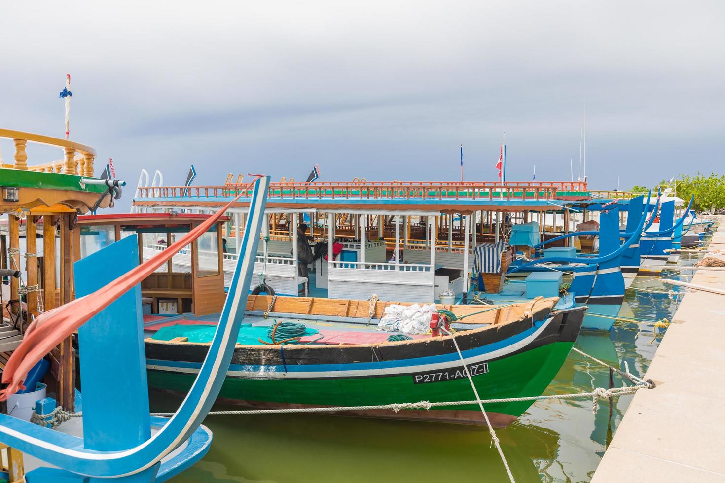 27.05.19 - dhigurah, maldiverna lokal- fiskare fartyg i lokal- ö hamn, traditionell trä- båtar, dhoni. maldiverna kultur foto