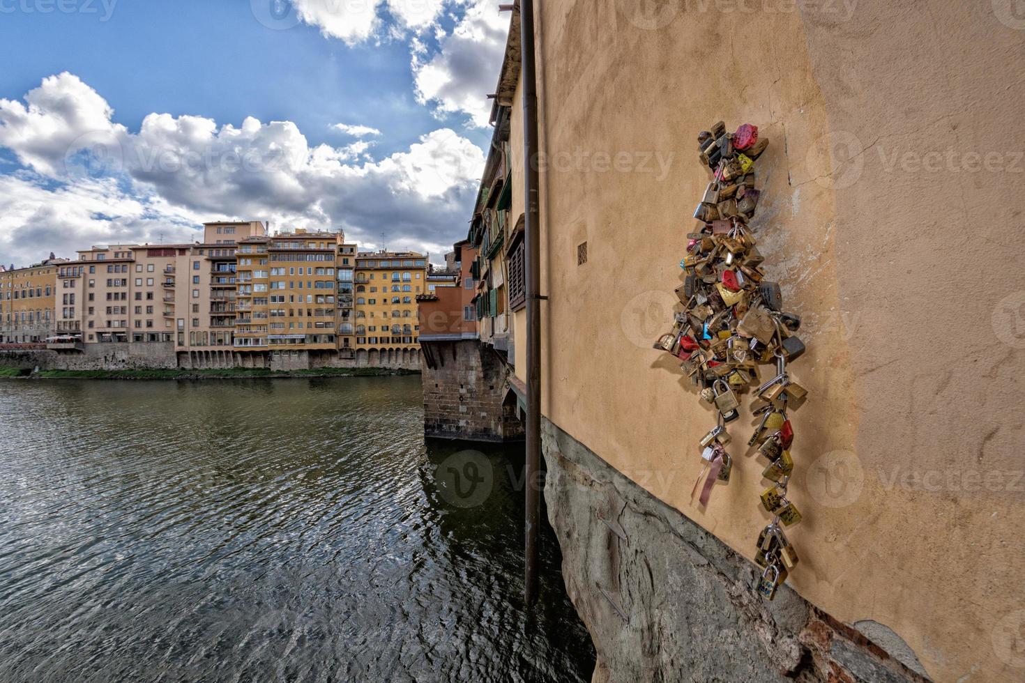 florens ponte vecchio på solig dag foto