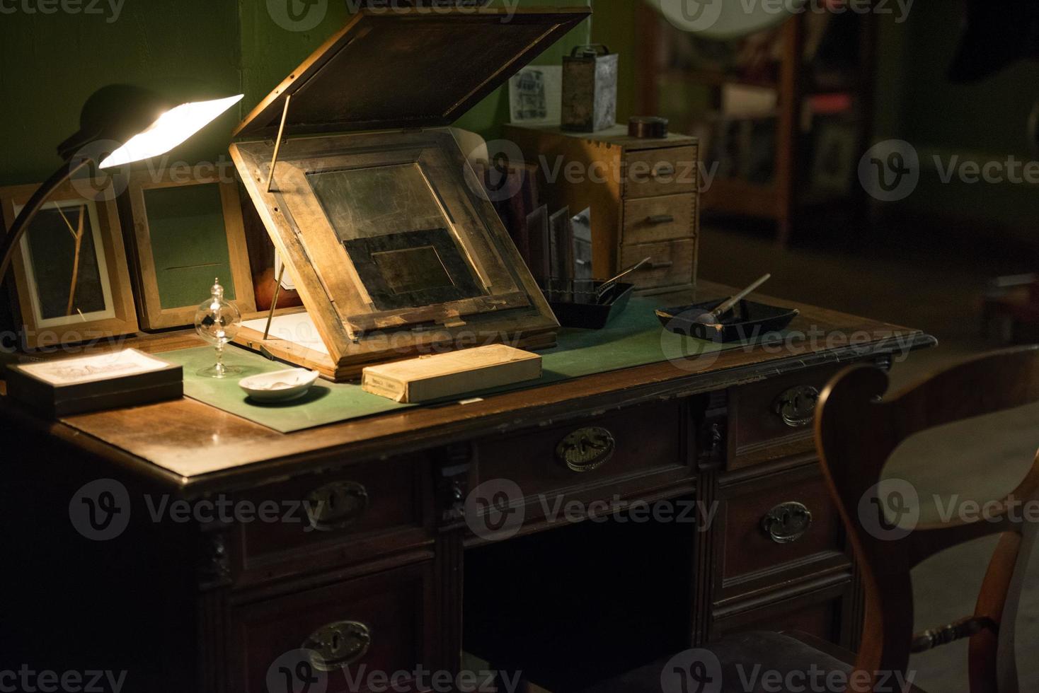gammal arbetssätt skrivbord med lampa foto