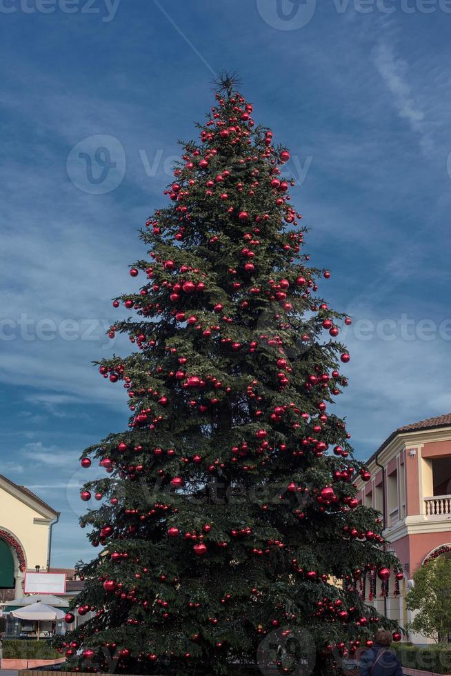 stor xmas träd på blå himmel bakgrund foto