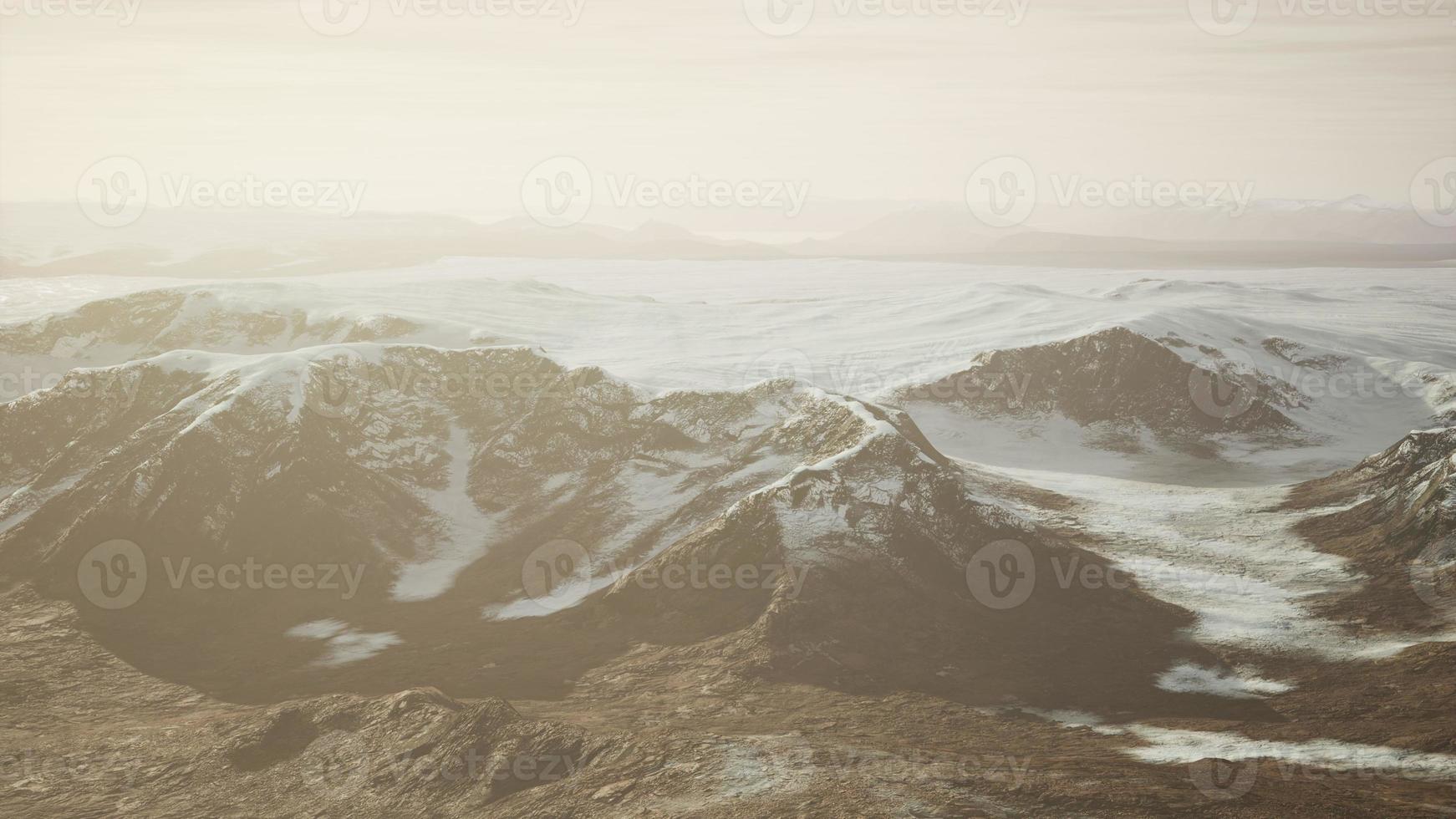 stor snö lappa vänster över på de vulkanisk sten fält av en berg i sommar foto