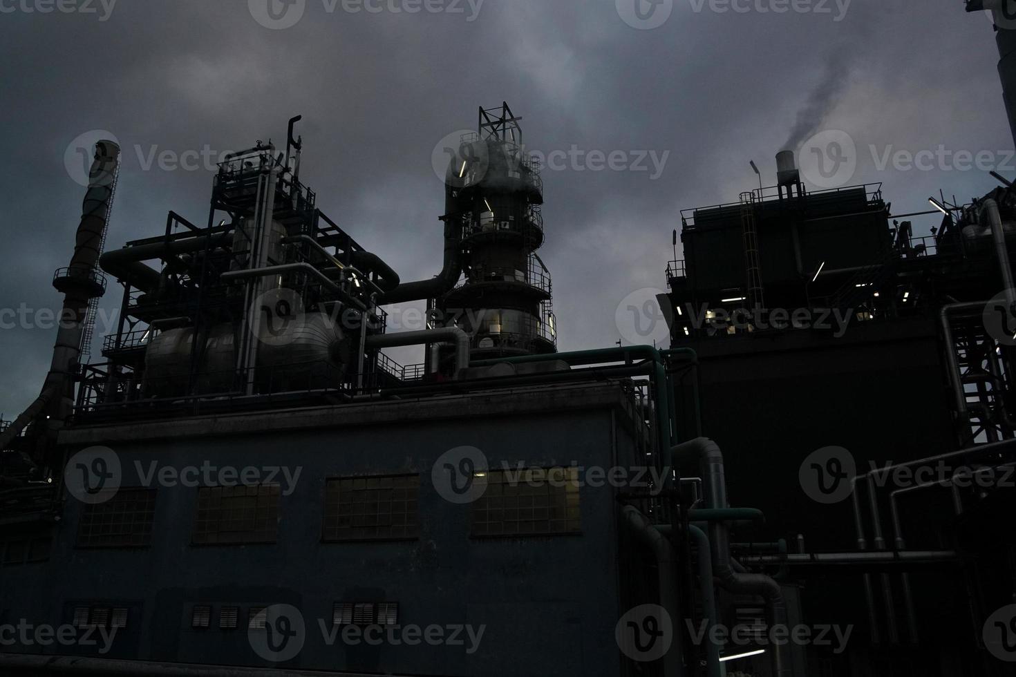 busalla Italien olja raffinaderi nära a7 motorväg petrokemiska foto