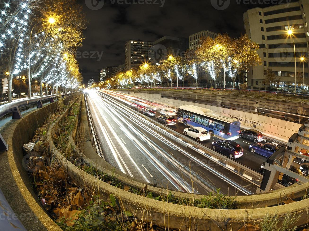 trafik sylt i madrid castilla plats på natt med bil lampor spår foto