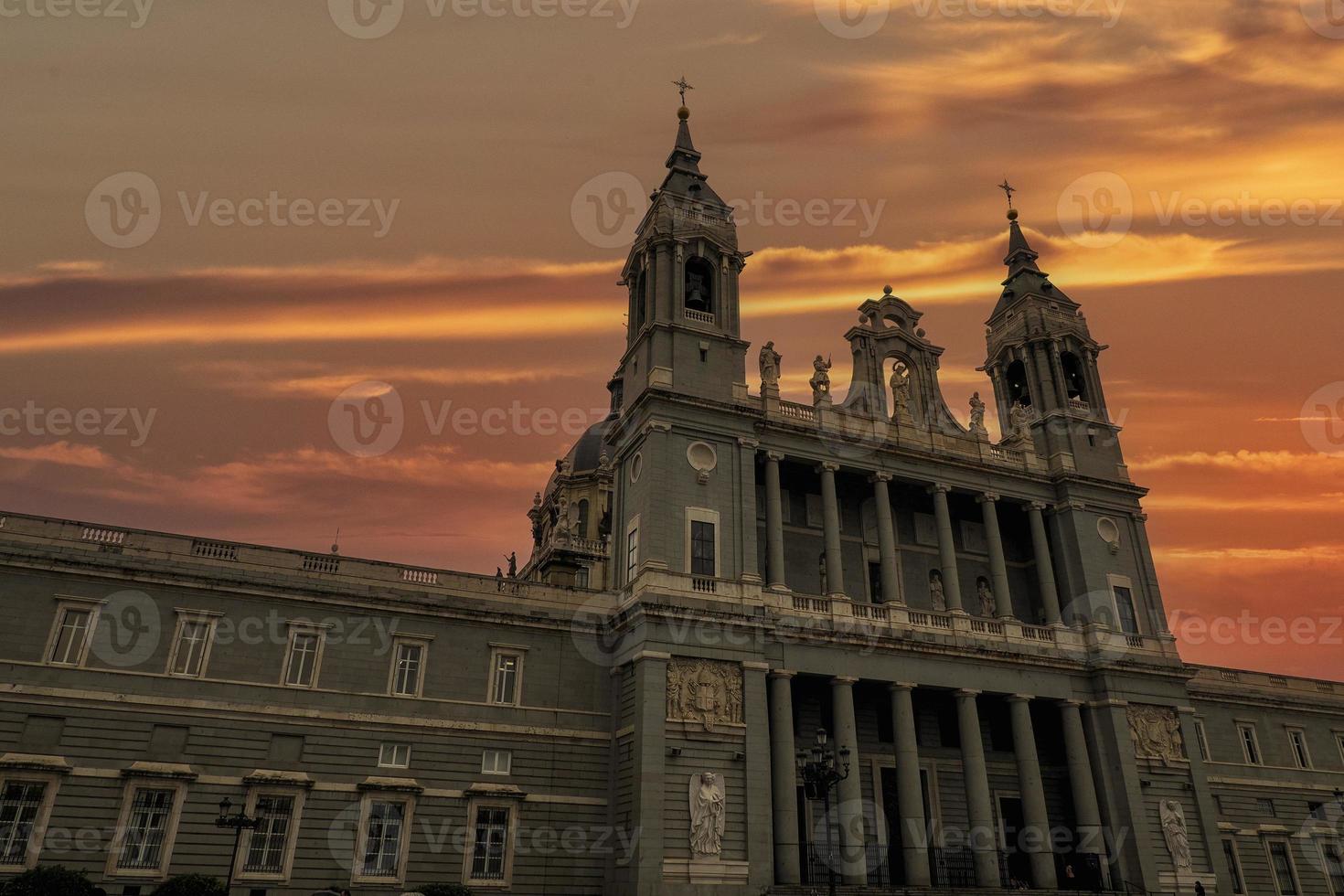 madrid, spanien, de katedral av helgon mary de ryoal av la almudena på solnedgång foto