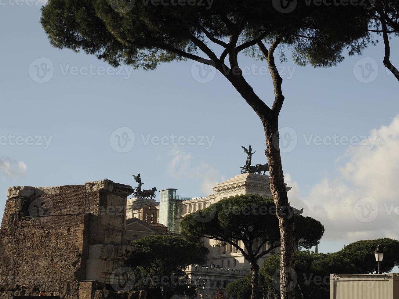 kejserlig forum fori imperiali rom byggnader på gångväg foto