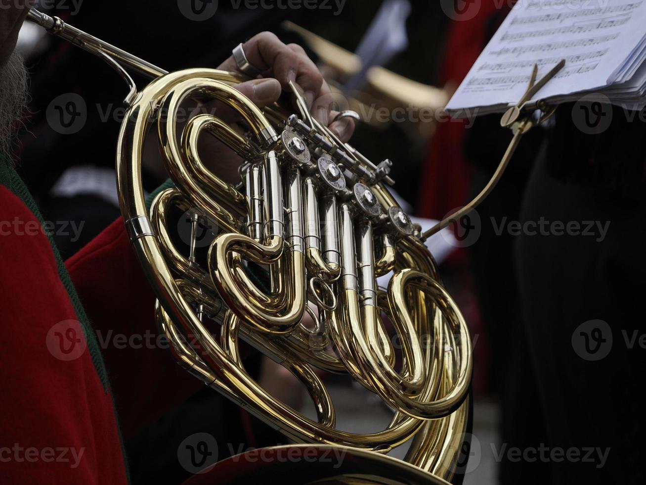 händer spelar franska horn foto