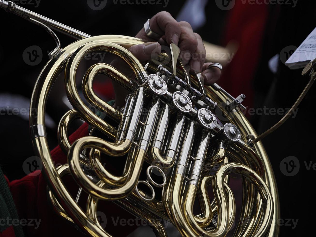 händer spelar franska horn foto