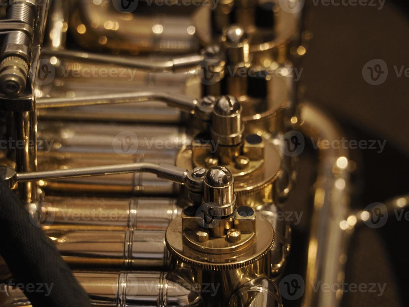 händer spelar franska horn foto