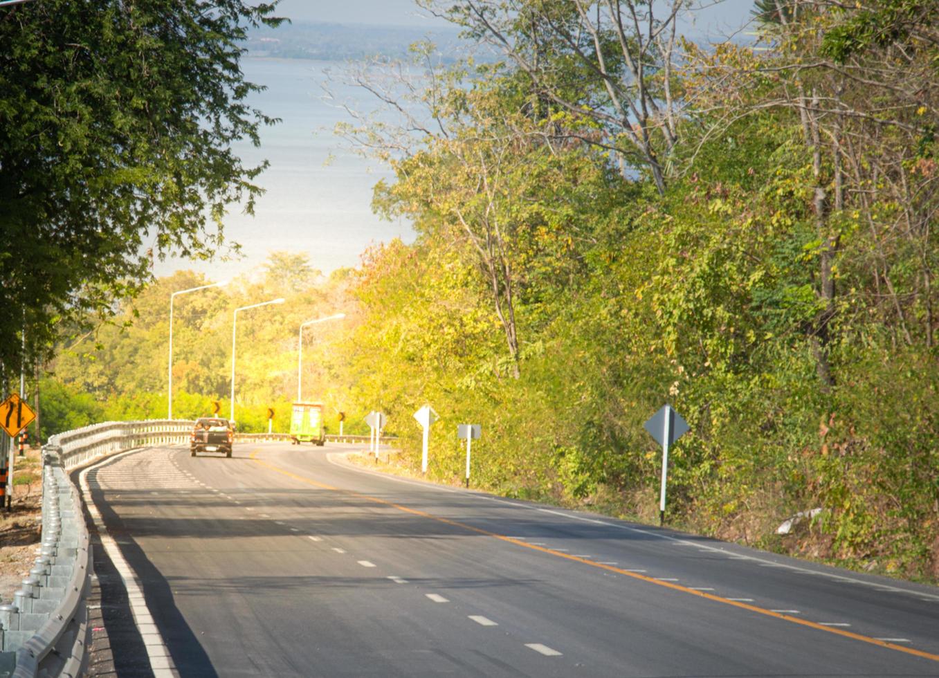 asfalterad väg hastighet grön skog resa Semester turism använda sig av av väg säkerhet foto