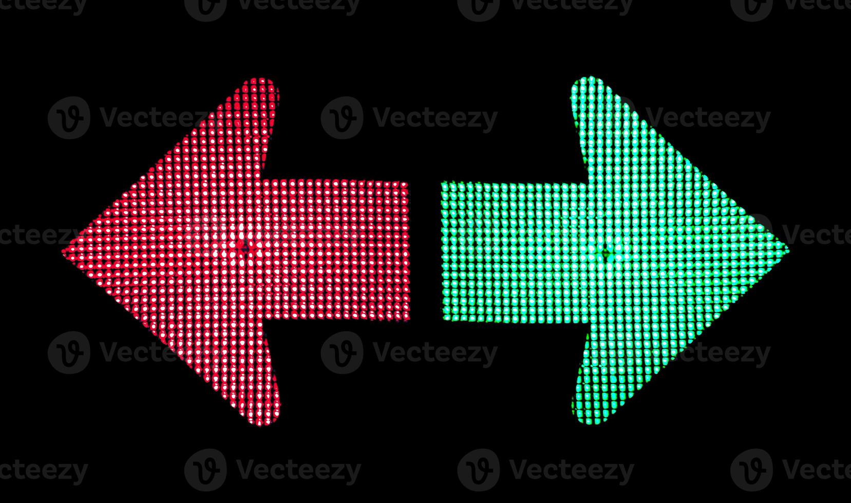 rätt och fel riktning. beslut begrepp. grön pil som visar rätt och grön pil som visar rätt på trafik lampor på svart bakgrund foto