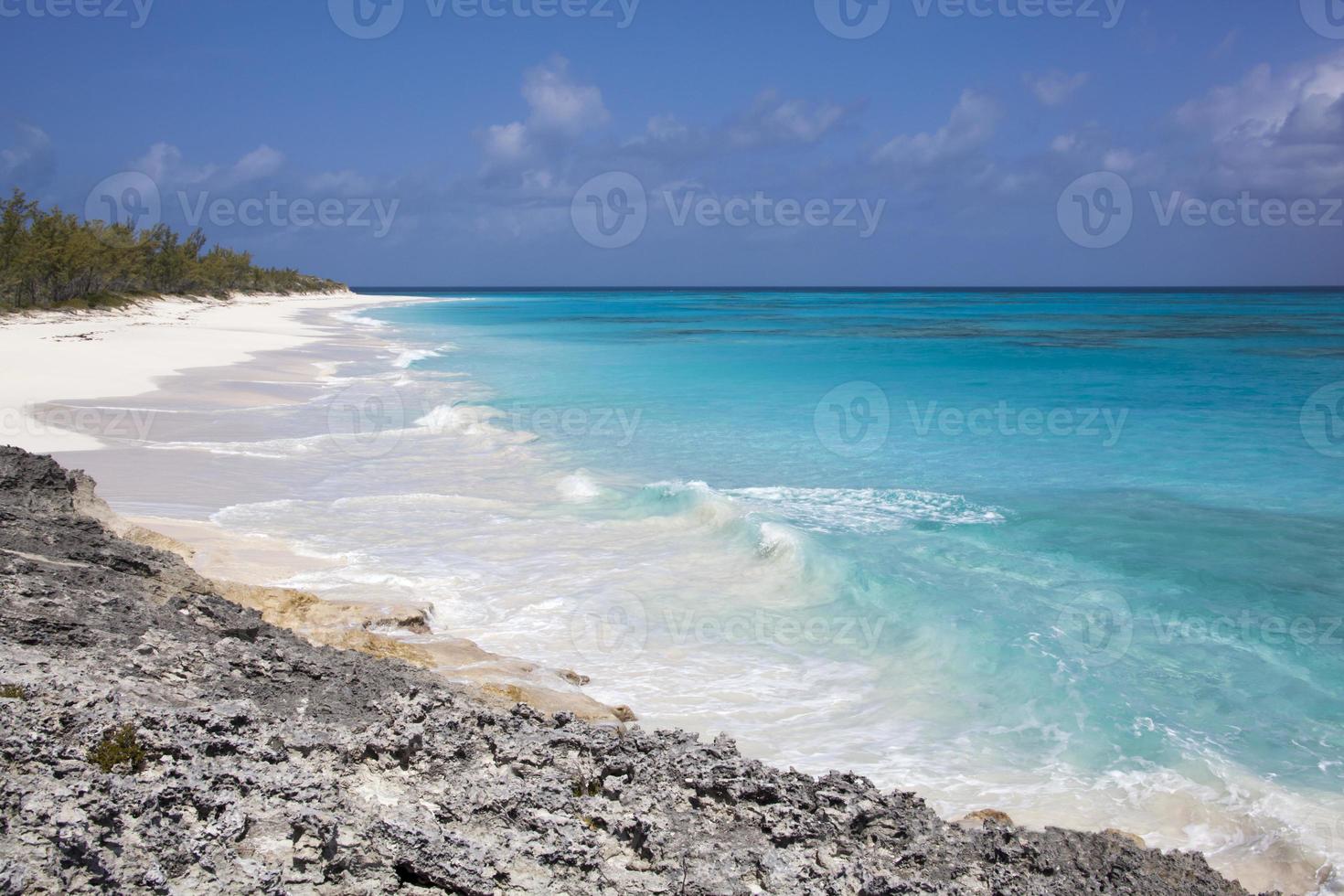 halv måne cay ö strand och vågor foto