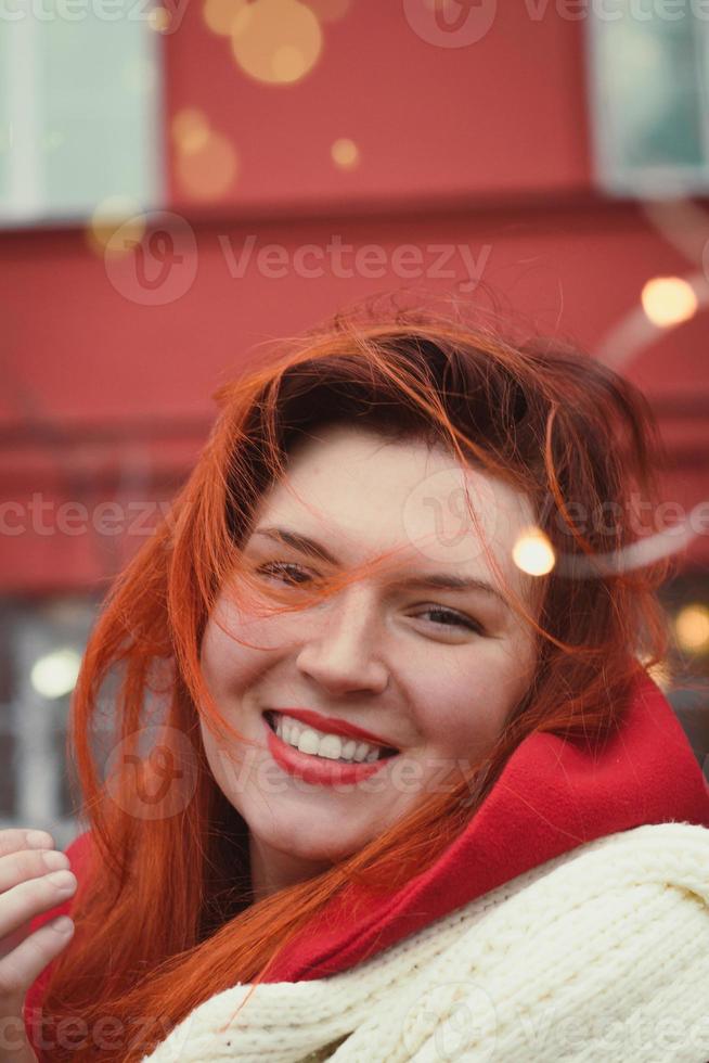 stänga upp positiv kvinna leende på gata festival porträtt bild foto
