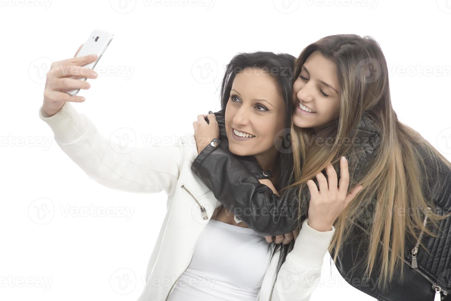 attraktiv och leende vänner tar selfie foto