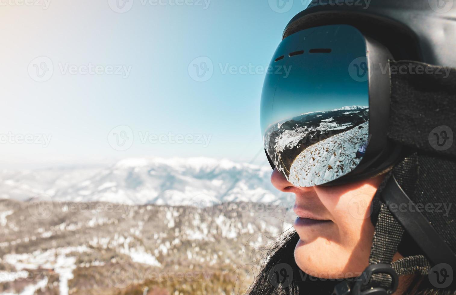 stänga upp skidåkare kvinna person glasögon med bergen panorama reflexion. åka skidor Semester i kaukasus bergen foto