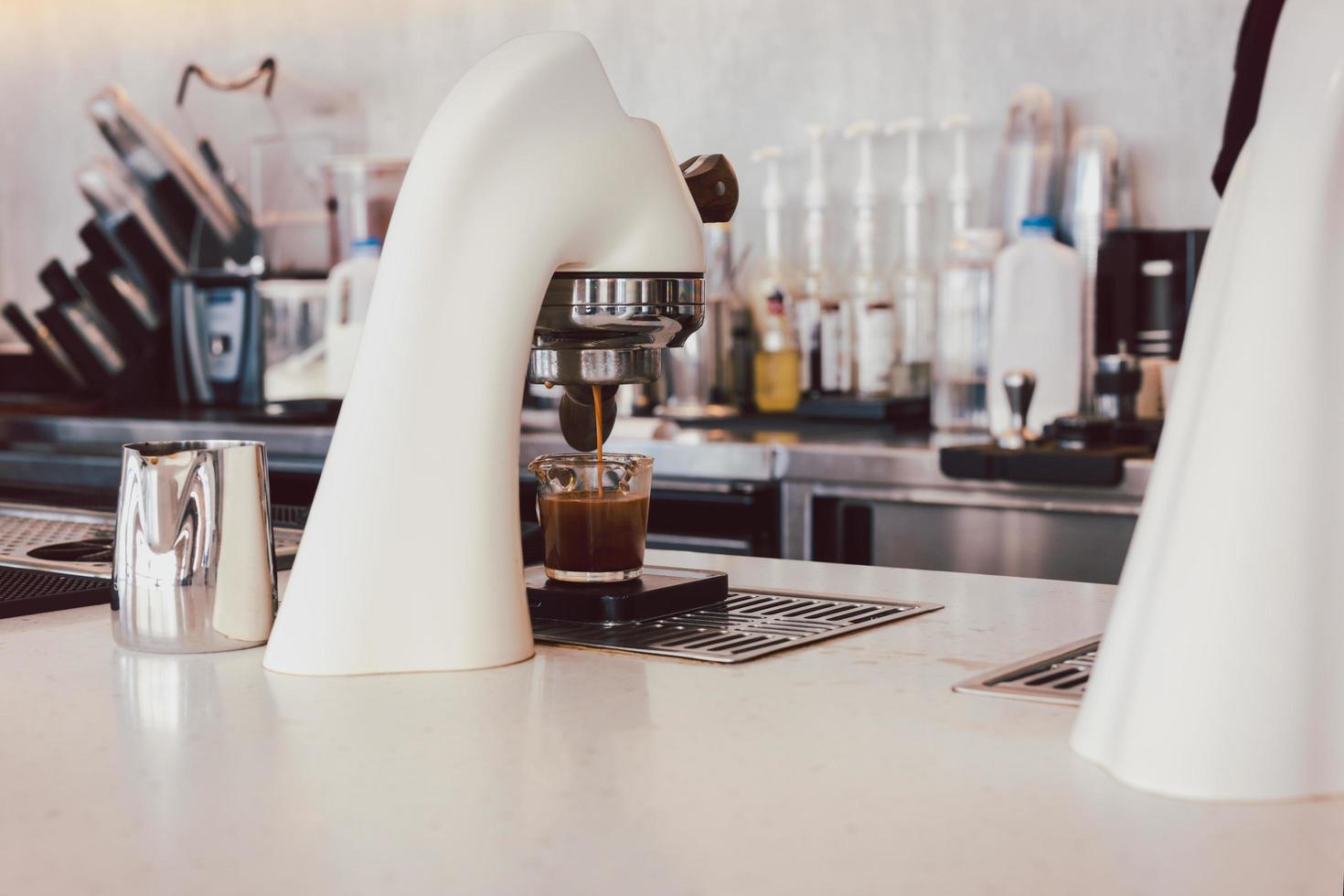 framställning varm espresso kaffe i kopp och med professionell maskin. foto