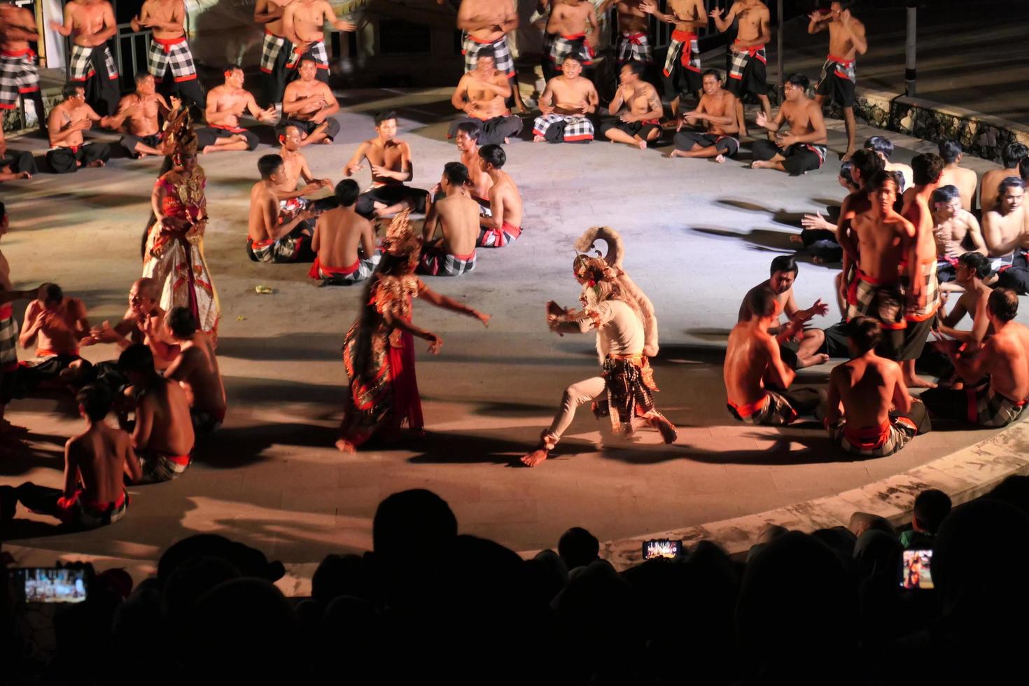 kecak dansa prestanda på melasti strand, bali, indonesien foto