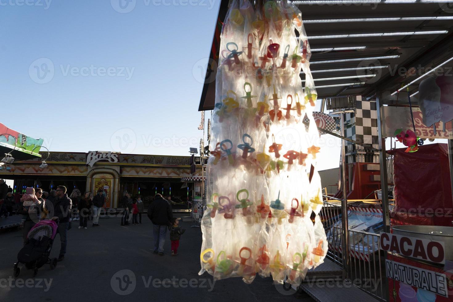 genua, Italien - december, 9 2018 - traditionell jul luna parkera roligt rättvis är öppnad foto