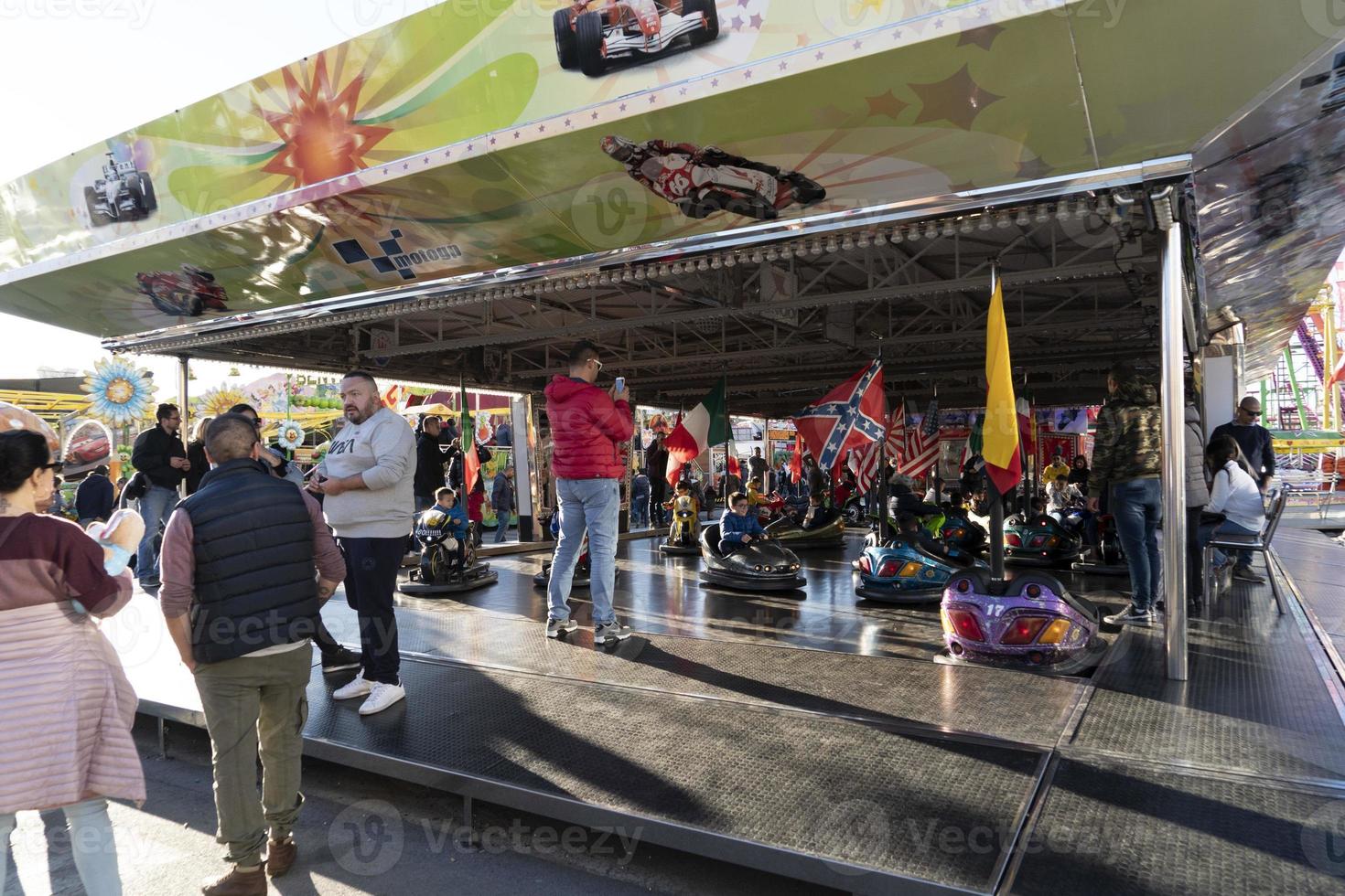 genua, Italien - december, 9 2018 - traditionell jul luna parkera roligt rättvis är öppnad foto