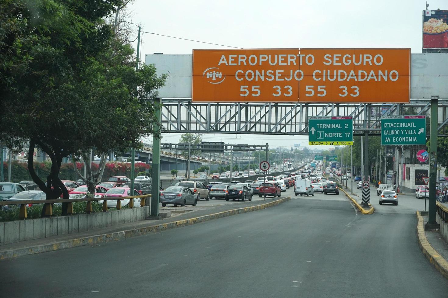 mexico stad, mexico - Mars 18 2018 - mexikansk metropol huvudstad belastad trafik foto