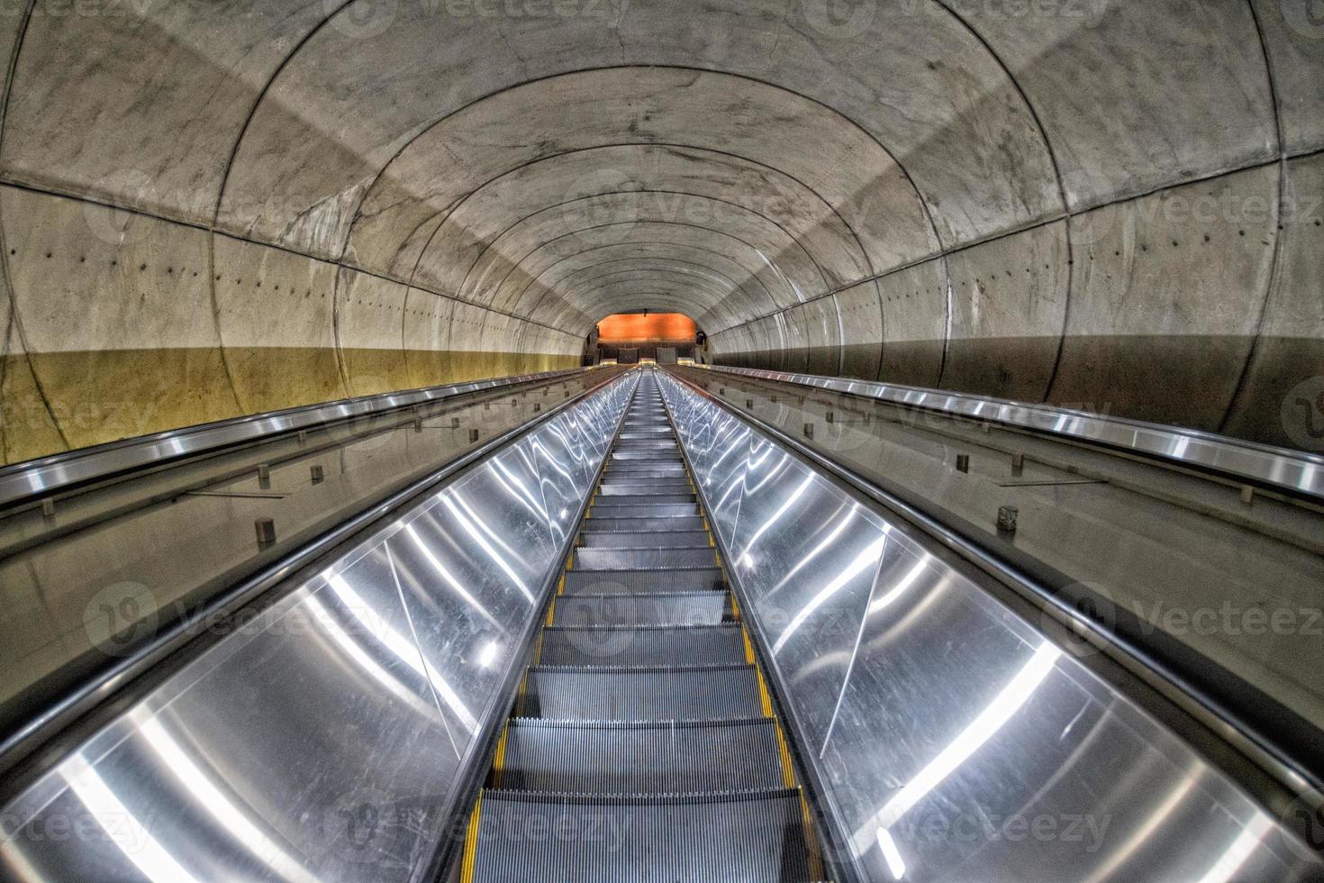 Washington, USA - april, 29 2017 - Washington dc metro rulltrappa foto