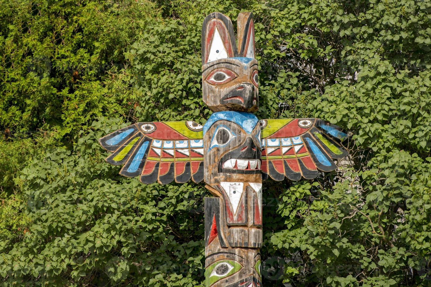 totem trä Pol på skog bakgrund foto