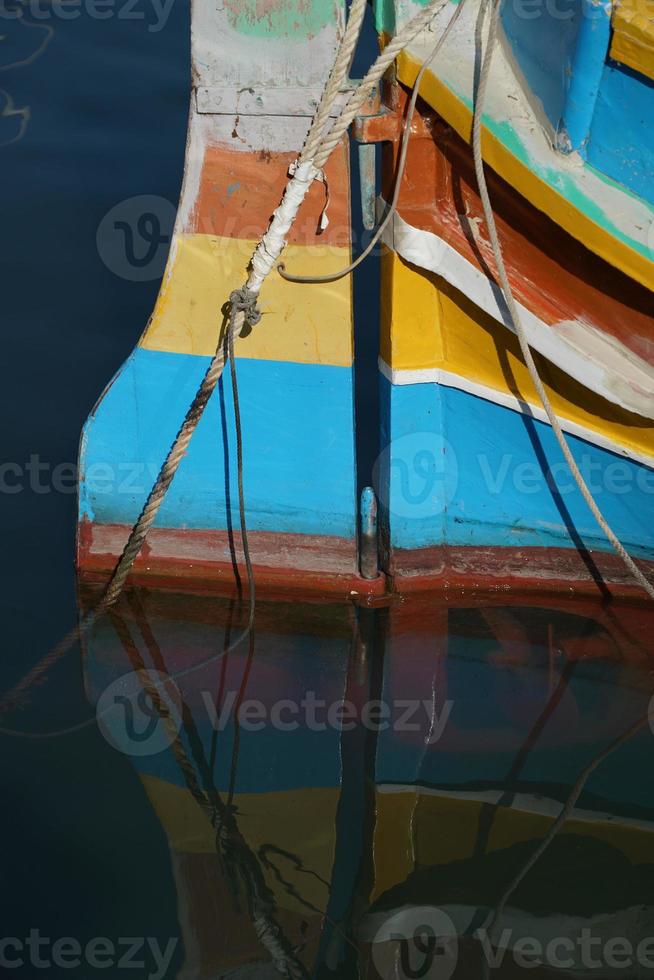malta färgrik målad fiske båt i marsaxlokk by foto
