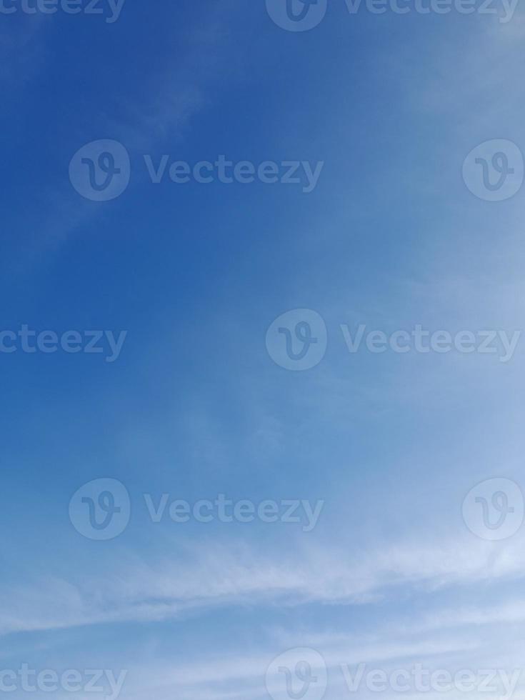 skön vit moln på djup blå himmel bakgrund. elegant blå himmel bild i dagsljus. stor ljus mjuk fluffig moln är omslag de hel blå himmel. foto