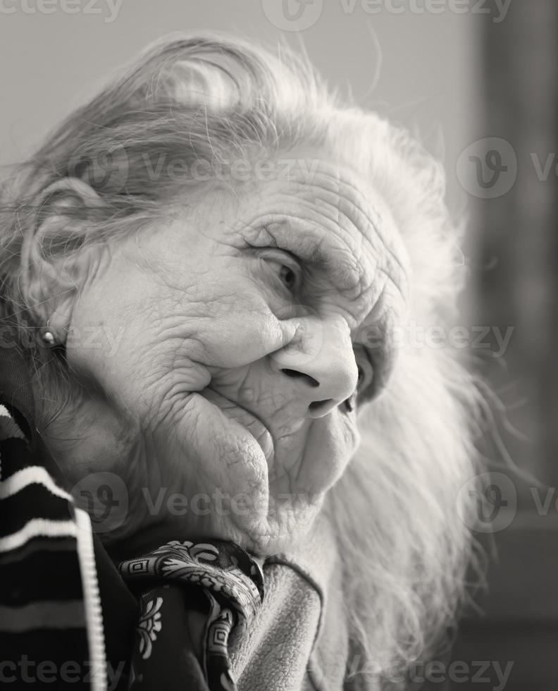 mycket gammal trött kvinna foto