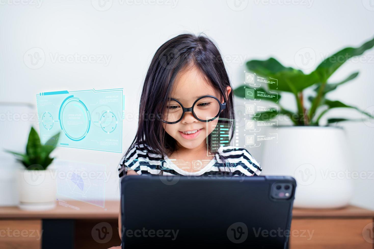 asiatisk barn flicka studerande Wow upphetsad på video ring upp inlärning till studerar uppkopplad klass eller person lära sig från Hem skola med läsplatta foto