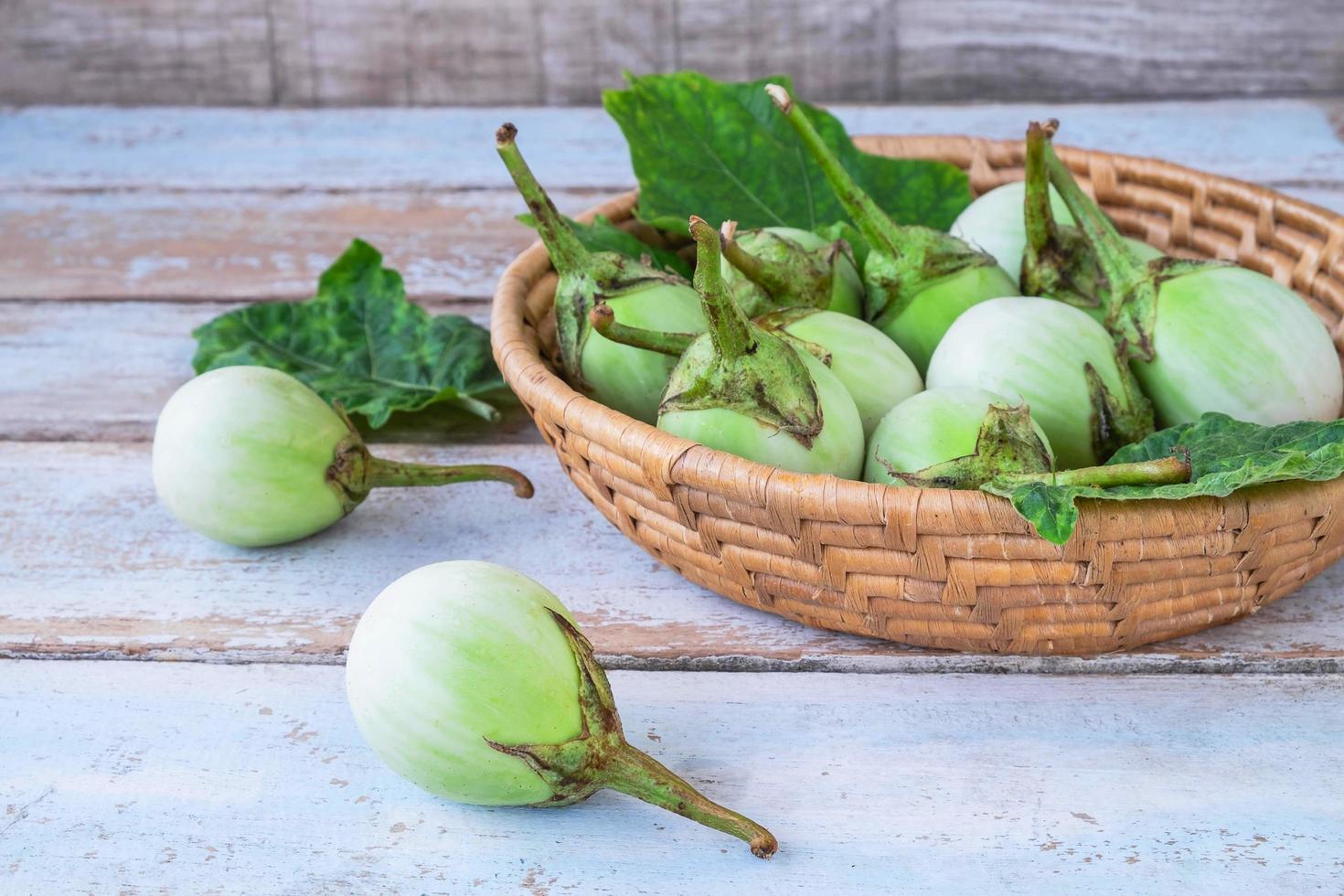 thailändsk grön aubergine i en korg foto