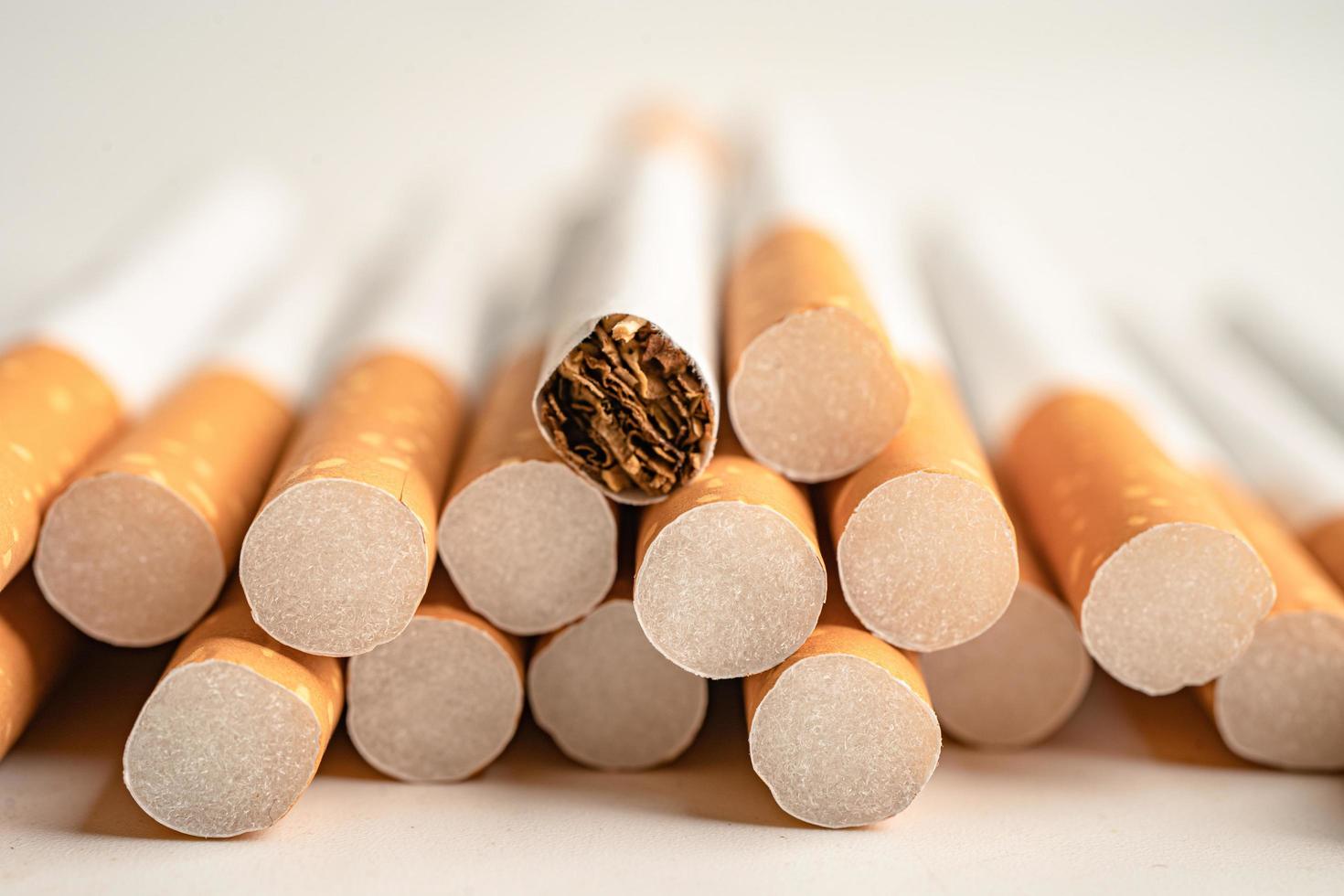cigarett, tobak i rulla papper med filtrera rör isolerat på vit bakgrund, Nej rökning begrepp. foto