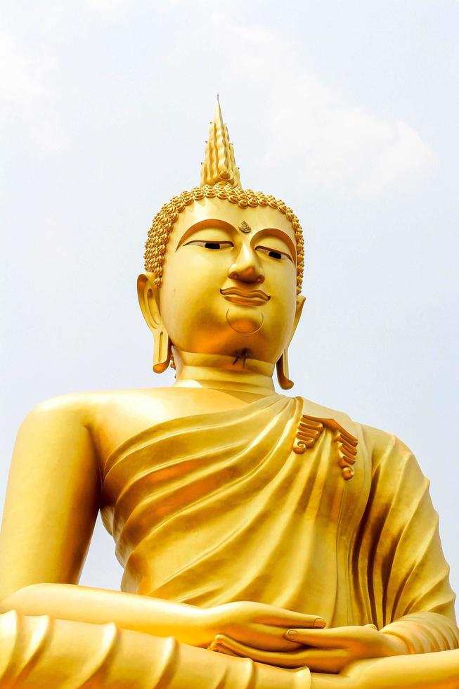 buddha staty och bakgrund för blå himmel foto