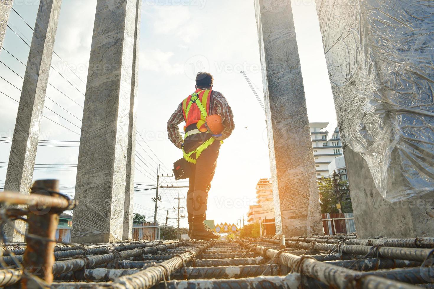 arbetstagare bär Utrustning säkerhet sele och säkerhet linje arbetssätt på hög plats arbete på byggnad webbplats begrepp av bostads- byggnad under konstruktion foto