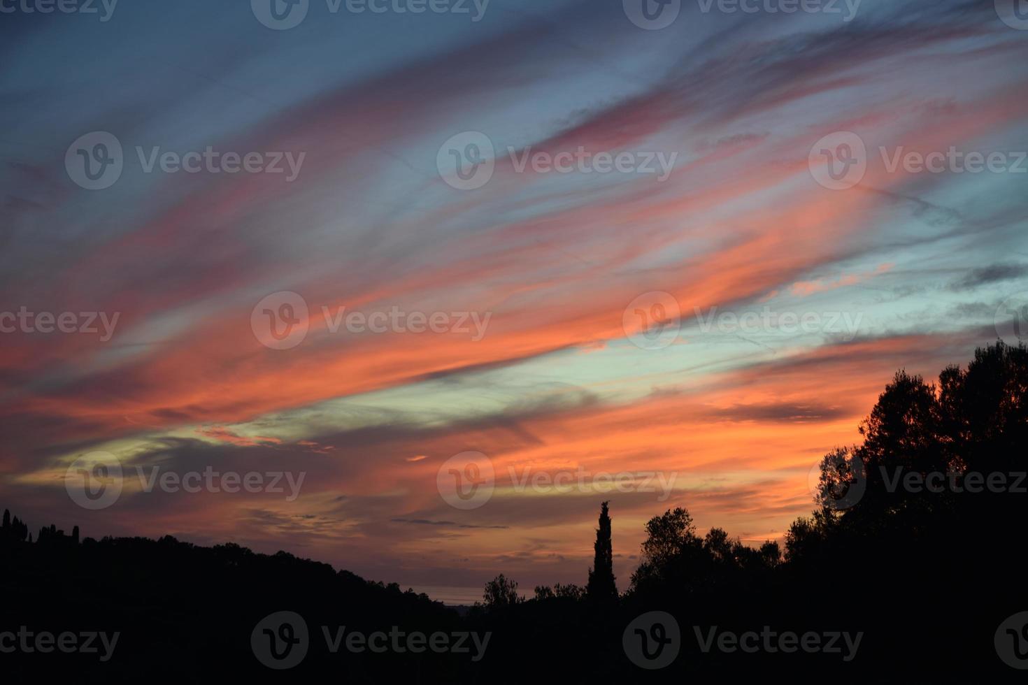 en färgrik och dramatisk cloudyscape solnedgång i Toscana, Italien foto
