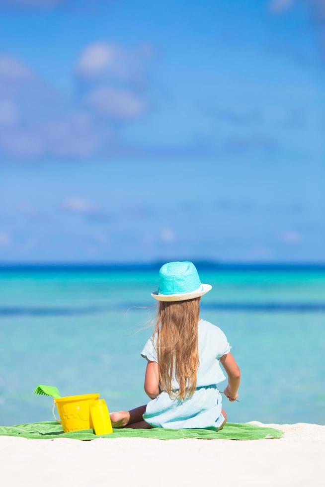 flicka sitter på en strand foto