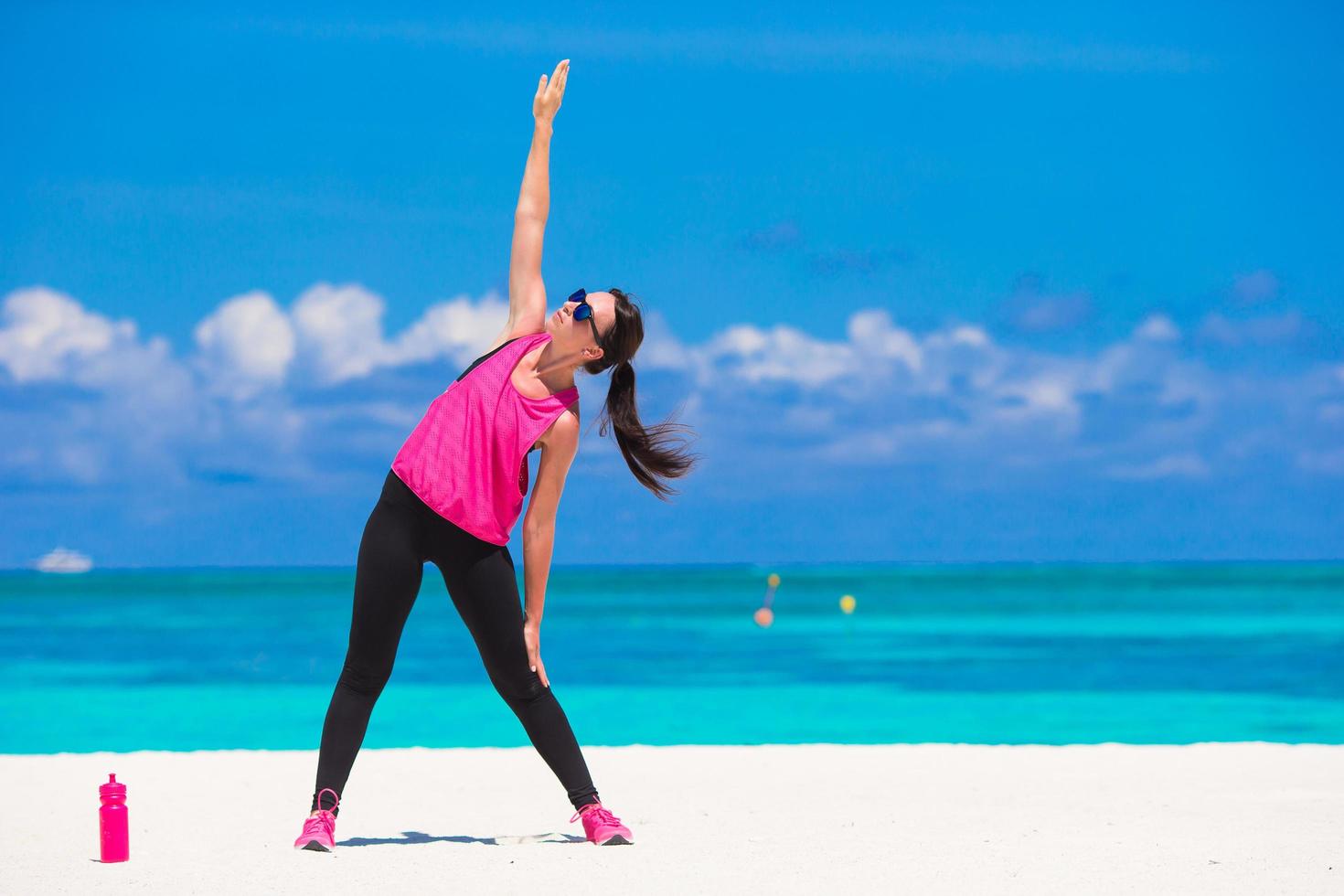 kvinna som tränar på en strand foto